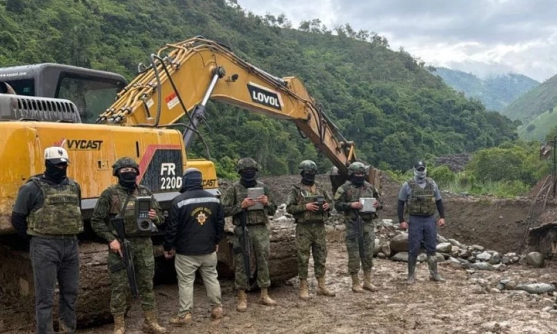 Los militares encontraron maquinaria pesada y varios equipos utilizados en la explotación aurífera / Foto: cortesía Ejército Ecuatoriano