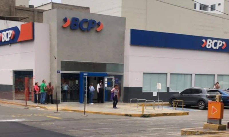 El crecimiento de las billeteras digitales y la educación financiera impulsan el acceso bancario en Perú, especialmente entre mujeres y regiones fuera de Lima.