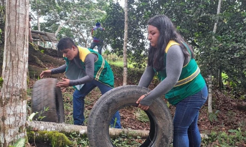 Se están eliminando criaderos de mosquitos en Paquisha, Nuevo Quito, Nankais y Yantzaza / Foto: cortesía Ministerio de Salud