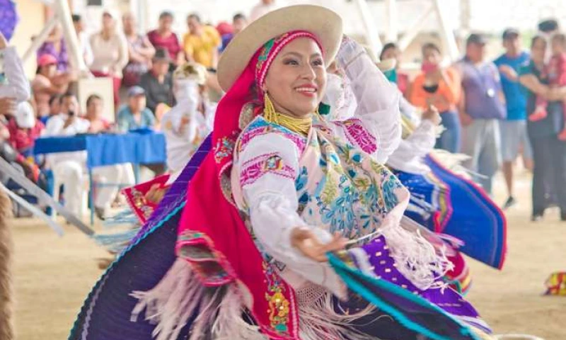 DEMOSTRACIÓN. Danzas folclóricas llamaron la atención de los asistentes. Foto: La Hora