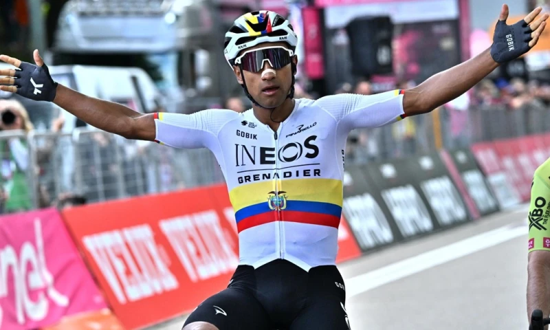 Jhonatan Narváez corre para el equipo Ineos Grenadiers / Foto: EFE