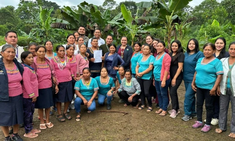 Como parte del acto, se realizó la entrega simbólica del registro de nombramiento a la organización / Foto: cortesía Ministerio de Salud
