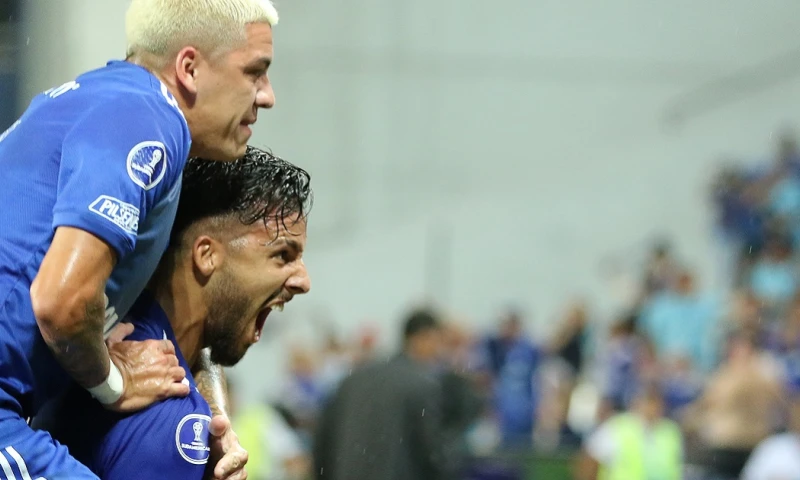 Caín Fara (d) de Emelec celebra un gol, en un partido de la fase de grupos de la Copa Sudamericana entre Emelec y Huracán, este 20 de abril de 2023 / Foto: EFE