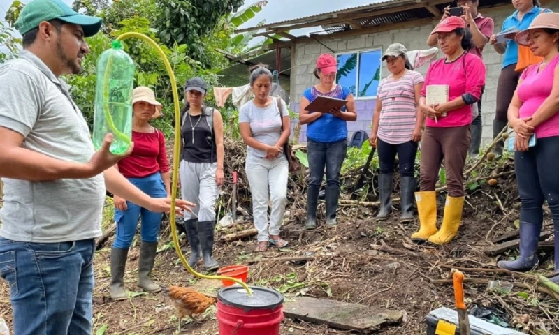 Agricultores de Jondachi aprenden sobre la elaboración de biol / Foto: cortesía ministerio de Agricultura
