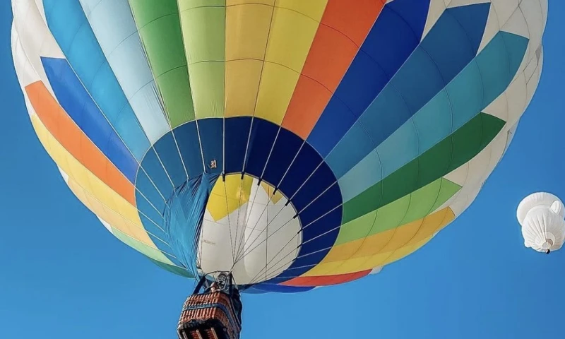 La presencia de estos gigantes globos en la Mitad del Mundo tendrá lugar entre viernes y domingo, y estará acompañada con otras actividades culturales como conciertos / Foto: cortesía ministerio de Turismo