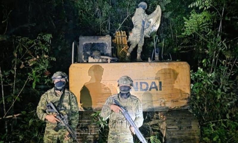La operación permitió neutralizar maquinaria utilizada en actividades de minería ilegal en el cantón Arosemena Tola / Foto: cortesía Ejército Ecuatoriano