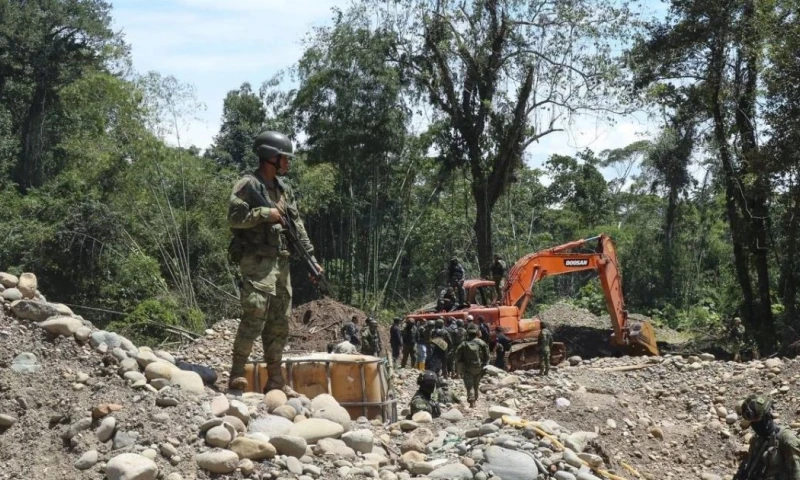 Las Fuerzas Armadas han aumentado los operativos contra la minería ilegal / Foto: EFE