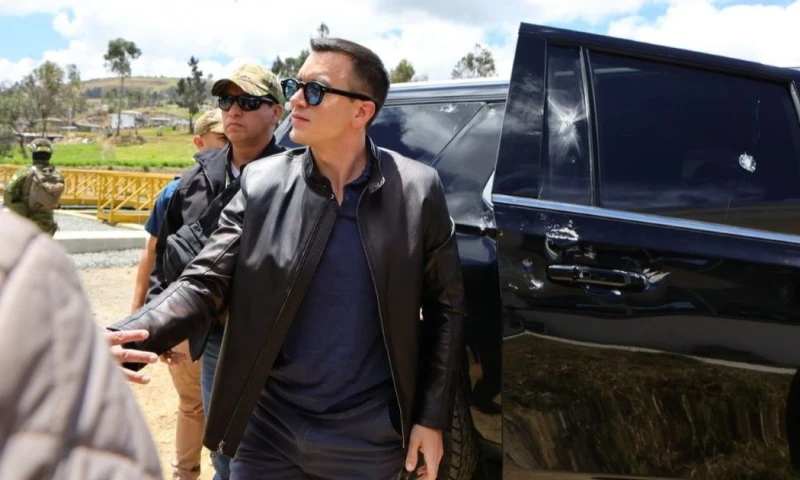 El vehículo presidencial recibió balazos y piedrazos en Cañar / Foto: cortesía Presidencia