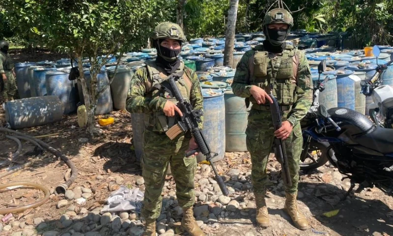 Cinco personas fueron aprehendidas, entre ellas dos ciudadanos colombianos y uno venezolano / Foto: cortesía Fuerzas Armadas