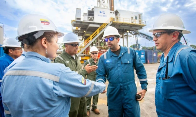 Leidy Jiménez (izquierda) es la actual gerente de Petroecuador / Foto: cortesía Petroecuador