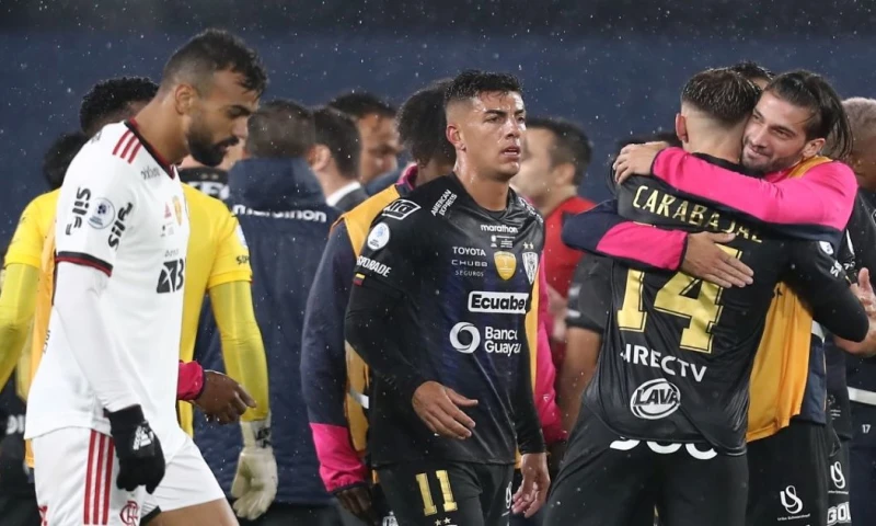 La gran figura del partido fue el arquero ecuatoriano, Moisés Ramírez, quien detuvo las llegadas de David Luis, Ayrton y Gabriel Barbosa / Foto: EFE