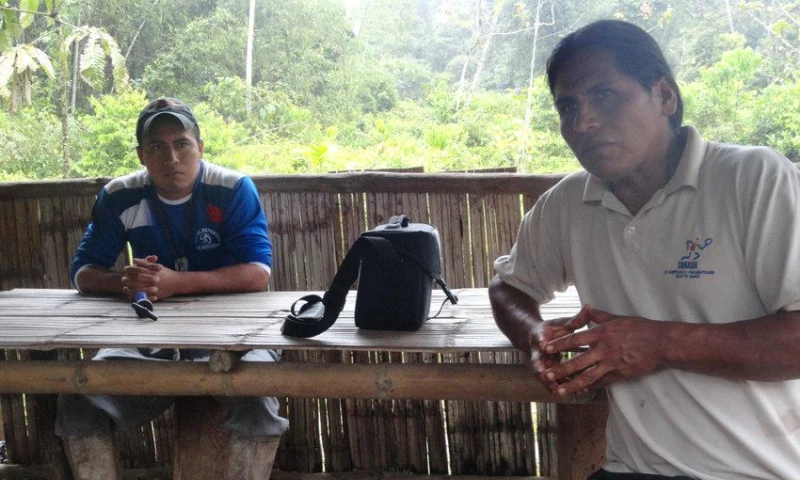 Bolívar Domingo Ayushiquia (derecha) aprovechó la presencia de Diario La Hora para expresar su preocupación