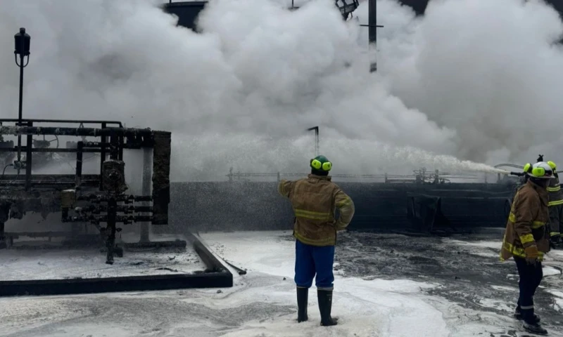 Las llamas provocaron una explosión de grandes dimensiones y una gran columna de humo negro / Foto: cortesía Petroecuador