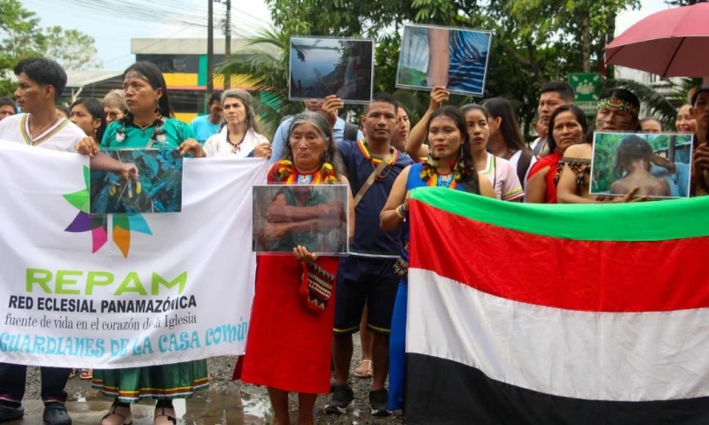 Exhibieron fotografías de presuntas afectaciones aparecidas en la piel de sus habitantes por el aparente contacto con agentes contaminantes / Foto: EFE