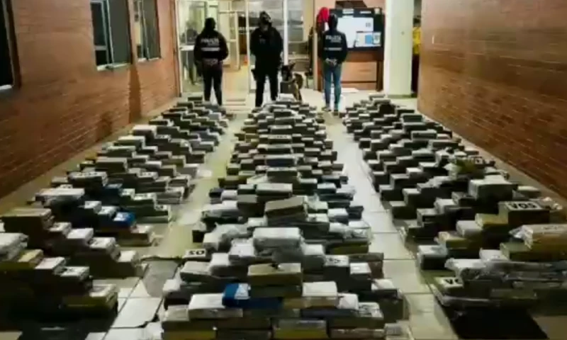 La droga fue encontrada al inspeccionar un tráiler en una comunidad de la provincia de Guayas  / Foto: cortesía Policía Nacional 