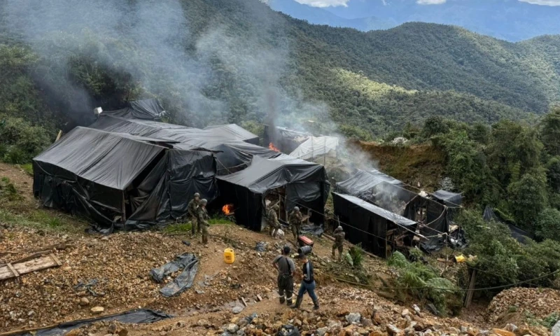 Las tropas iniciaron la destrucción de campamentos, estructuras improvisadas y materiales utilizados para la extracción ilegal / Foto: cortesía Ejército Ecuatoriano