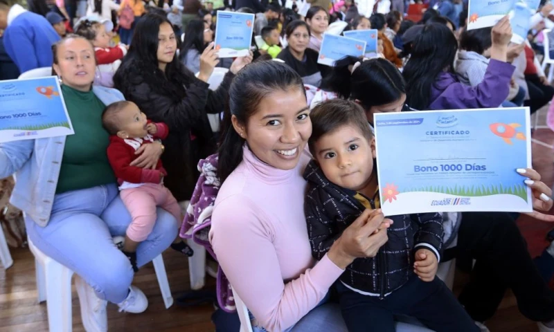 La ceremonia tuvo lugar en el Coliseo de la Unidad Educativa Consejo Provincial de Pichincha / Foto: cortesía Presidencia