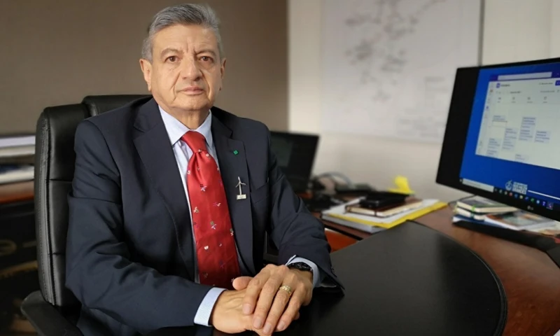 Uquillas tiene más de 40 años de experiencia en el sector eléctrico ecuatoriano. Trabajó en la automatización de la Red Nacional Ecuatoriana y las interconexiones eléctricas con Colombia y Perú / Foto: Cortesía CELEC