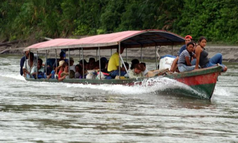 ORELLANA. Los pobladores amazónicos utilizan las lanchas para poder trasladarse, debido a la falta de vías terrestres y vehículos. Foto: El Universo