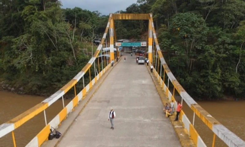 Algunos han optado por cruzar el río San Miguel en canoas, para intentar sostener sus actividades económicas / Foto: cortesía 