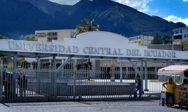 La UCE ofrece 74 carreras en cinco áreas del conocimiento: 65 presenciales, tres semipresenciales, tres a distancia y tres en línea / Foto: cortesía El Universo