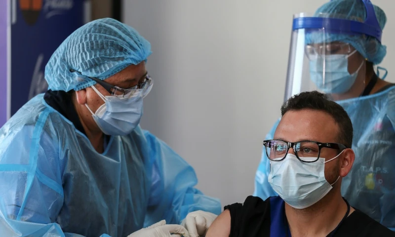 6.000 adultos mayores ya han sido registrados para la vacuna a través de la página del gobierno / Foto EFE