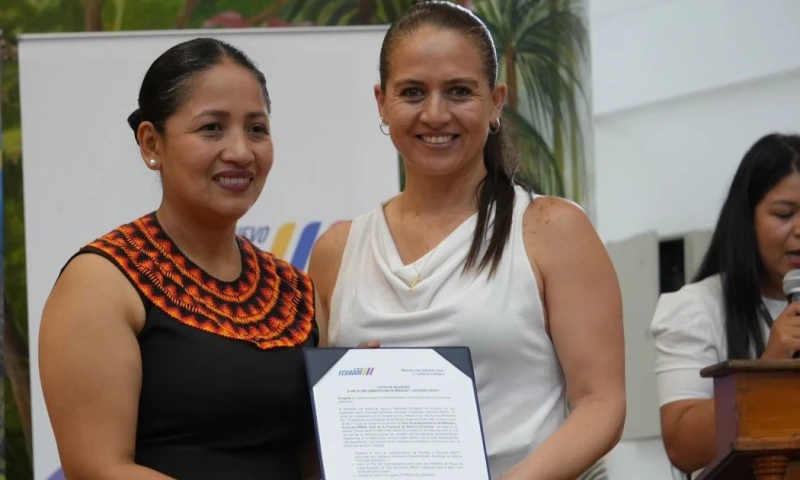 La ministra de Ambiente, María Cristina Recalde (derecha), recorrió Zamora Chinchipe / Foto: cortesía MAATE