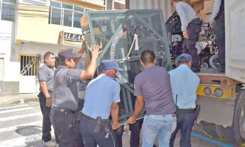 AYUDA. Los implementos recibidos por el Municipio provienen de una donación realizada por la fundación Fire Science de Chicago. Foto: La Hora