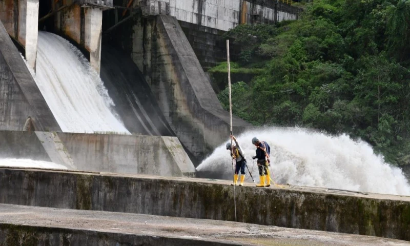 La tarea de desalojo de sedimentos comenzó ayer y culminará el 2 de febrero / Foto: cortesía Celec