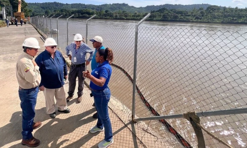 Para asegurar la calidad del agua en Esmeraldas, se realizan pruebas constantes / Foto: cortesía Ministerio de Energía y Minas