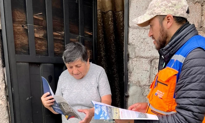 Cotopaxi: Técnicos examinan plan de emergencia con comunidades aledañas / Foto: Cortesía Secretaría Nacional de Riesgos