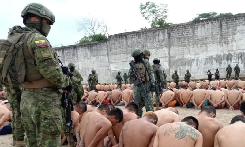 Desde las 06:50, personal de la Policía Nacional y las Fuerzas Armadas ingresó al centro./ Foto: cortesía Ejército
