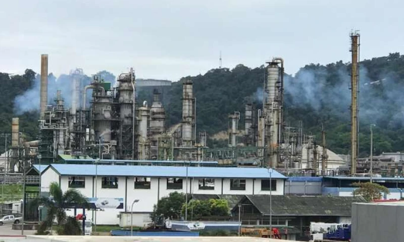 PANORÁMICA. Ayer se permitió a La Hora realizar un recorrido por la refinería de Esmeraldas, para ver su operatividad. / La Hora