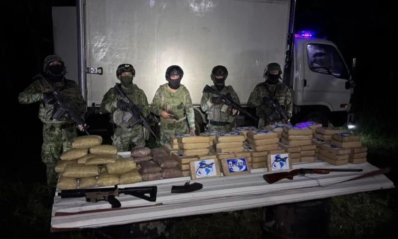 Los bloques de sustancias ilícitas fueron trasladados para ser analizados y confirmar su composición / Foto: cortesía Ejército Ecuatoriano