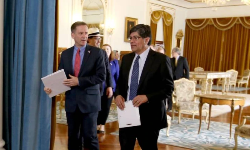 Mark Green y el canciller Valencia firmaron el memorando. Foto: Expreso