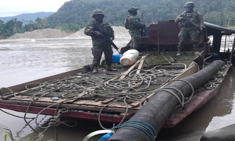 Dos personas fueron aprehendidas y puestas a disposición de las autoridades competentes / Foto: cortesía Ejército ecuatoriano