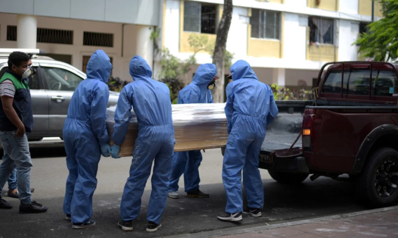 Trabajadores de una funeraria cargan el ataúd de un hombre que haría fallecido por coronavirus el 8 de abril de 2020. - Foto: REUTERS