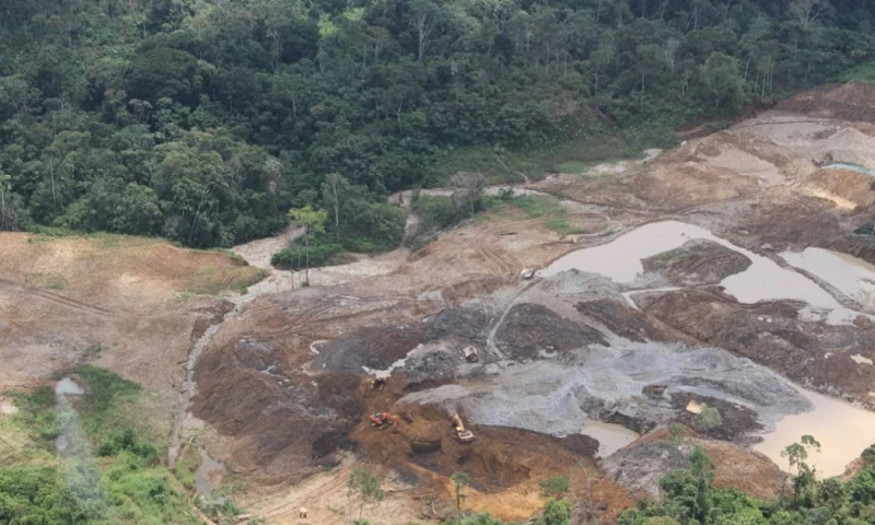 La falta de regulación y de vigilancia por parte de las autoridades de la zona ha llevado a una gran cantidad de mineros ilegales a operar en la región/ Foto: Cortesía Ministerio de Gobierno