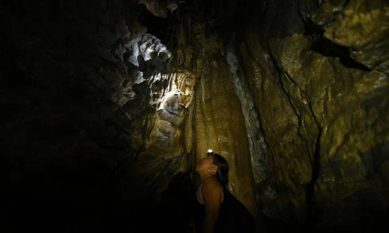 Rosa Grefa, guía de 25 años, durante el recorrido por las cuevas. 
