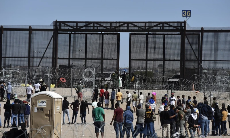 Hasta ahora, las autoridades mexicanas no han iniciado operativos de detención de migrantes, y solo los mantienen alejados de algunas zonas del río Bravo / Foto: EFE