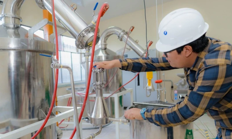 La instalación tiene capacidad para procesar entre 240 y 280 kilogramos diarios de material vegetal / Foto: cortesía UTPL
