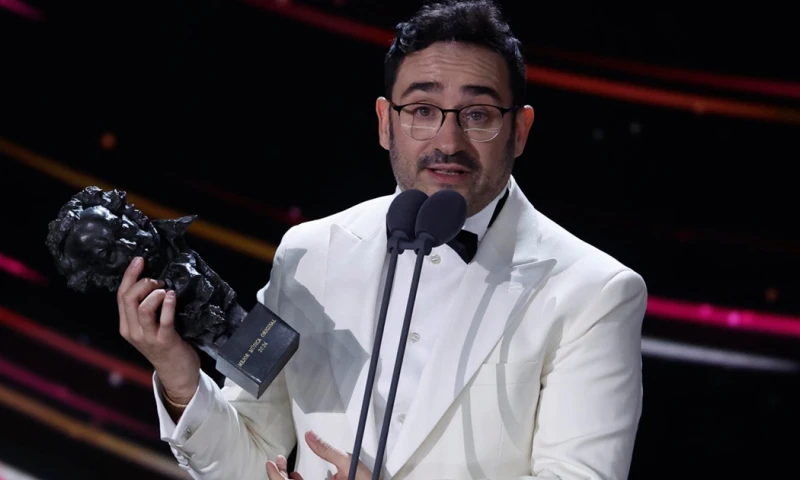 Juan Antonio Bayona recibiendo uno de los diez premios que obtuvo 'La sociedad de la nieve' / Foto: cortesía EFE