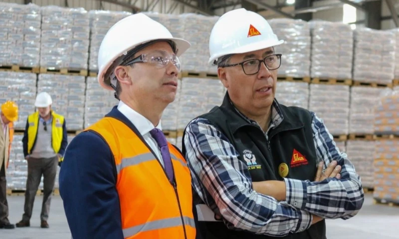 Carlos Zaldumbide, ministro de Producción, visitó la planta de Sika Ecuador / Foto: cortesía Ministerio de Producción
