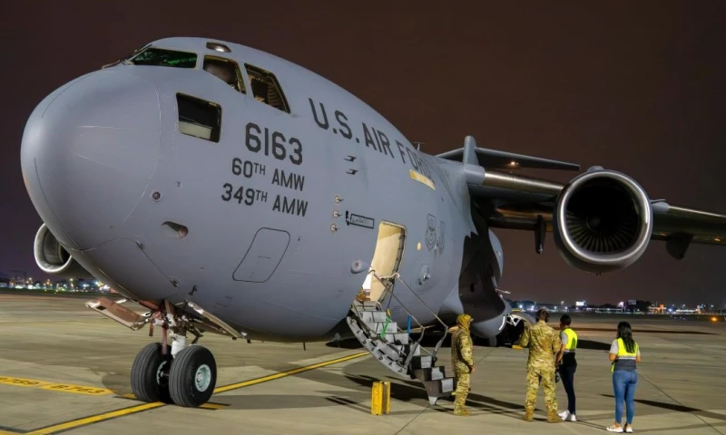 La semana pasada aterrizaron en la ciudad de Guayaquil dos vuelos de deportación / Foto: cortesía US Embassy Ecuador