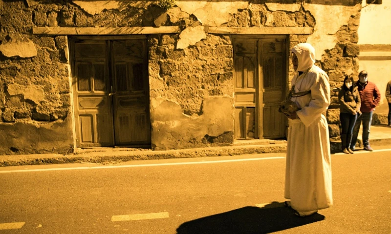 Incendios, robos, ceniza volcánica y aglomeraciones en festivo de Ecuador / Foto: EFE