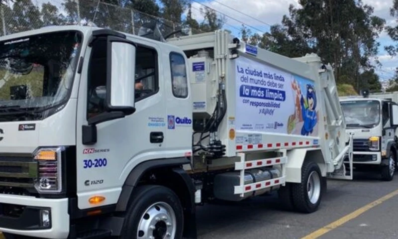 Los 6 camiones recolectores de basura fueron presentados por el Municipio de Quito / Foto: cortesía Municipio de Quito