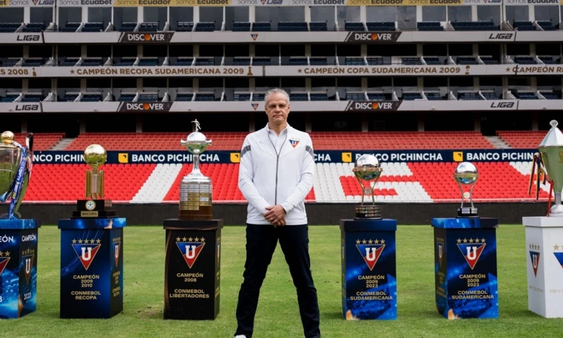 Paz emitió el mensaje desde el centro de la cancha del estadio que ideó y concretó su padre en beneficio del club/ Foto: cortesía ESPN Ecuador