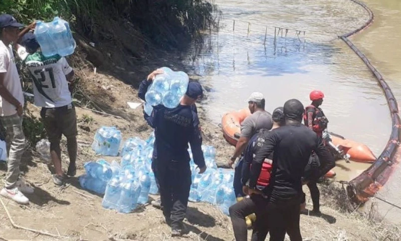 El Plan de Contingencia incluyó barreras de contención y limpieza de playas / Foto: cortesía Petroecuador