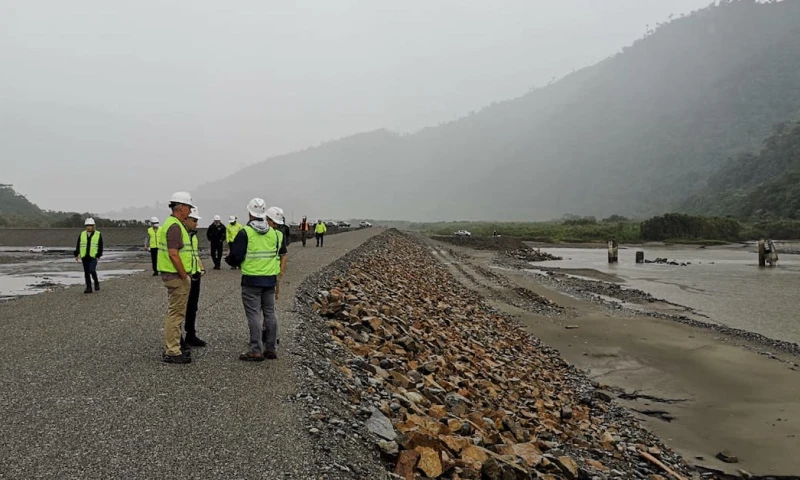 Técnicos de EE.UU. monitorean erosión del río Coca / Foto: cortesía CELEC
