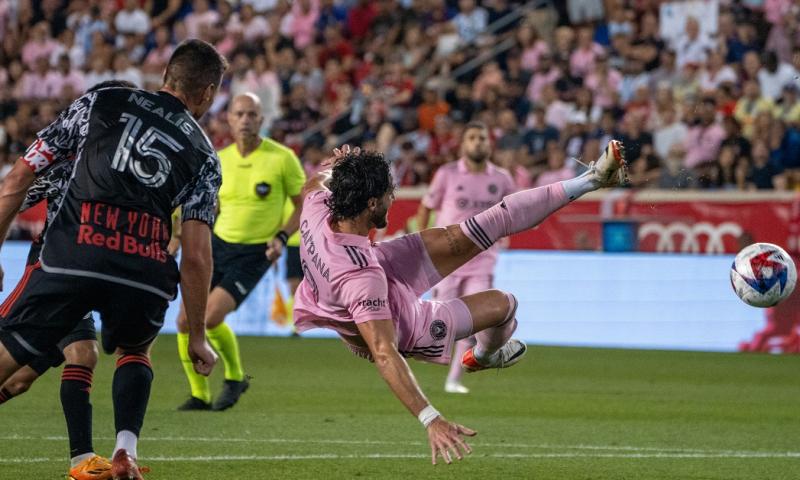 Campana sustituyó de la mejor forma el sábado al argentino Lionel Messi, anotando el doblete en el triunfo por 3-2 contra el Sporting Kansas City / Foto: EFE